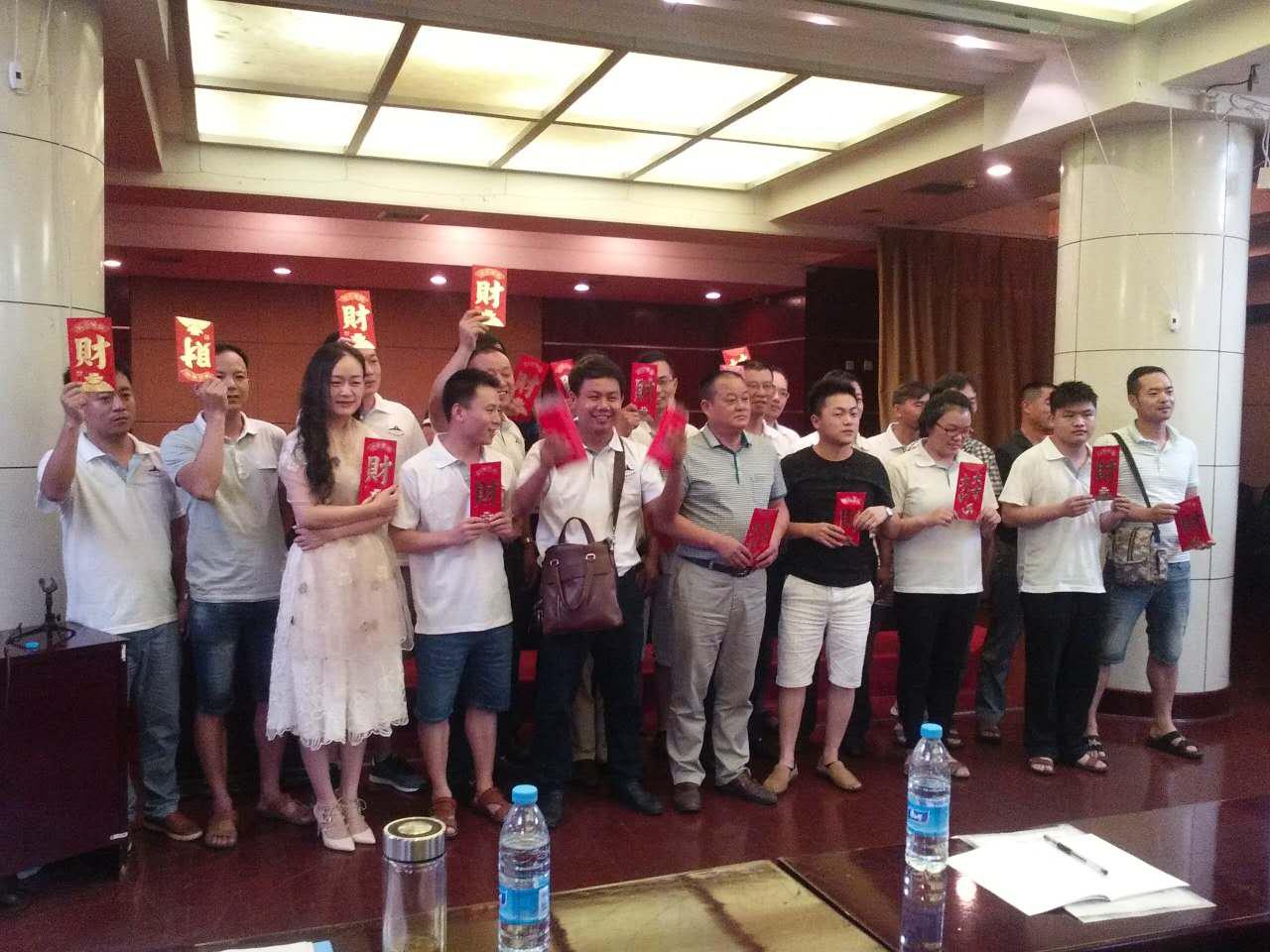 獲獎(jiǎng)人員喜笑顏開、高舉“紅包”