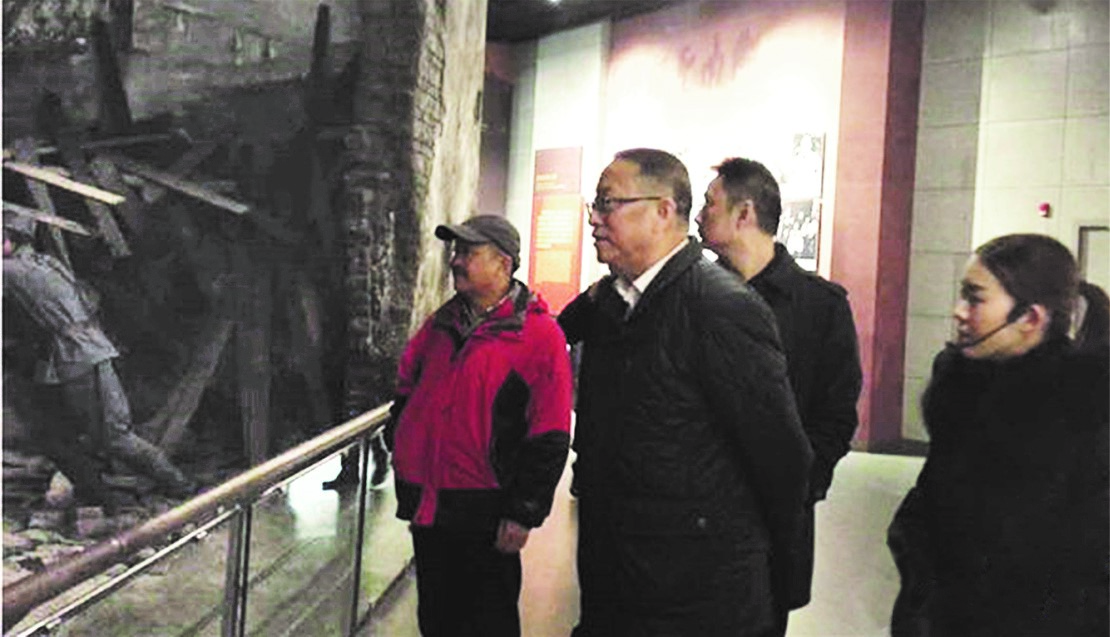 何譽軍（左一）陪同全國政協(xié)副主席、民革中央常務副主席鄭建邦（左二）參觀湖南抗戰(zhàn)紀念館。